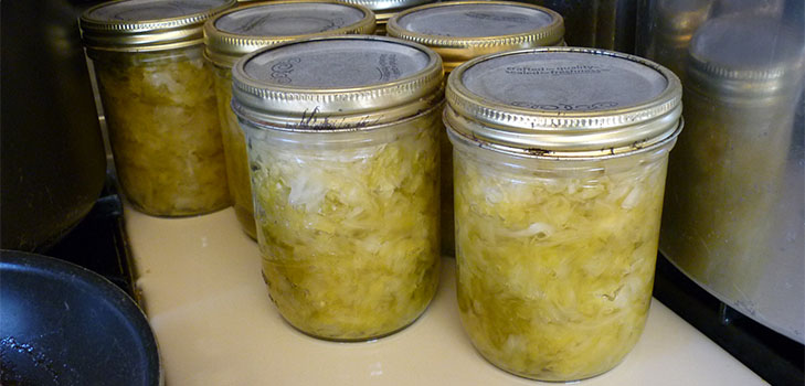 Very tasty sauerkraut for the winter with brine or vinegar: recipes for 3 liter cans