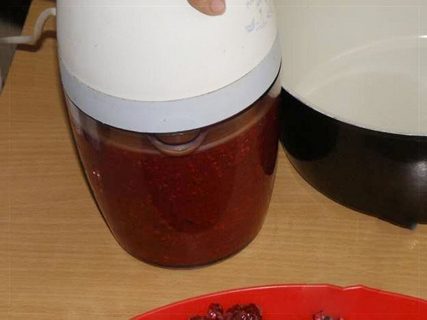 Raspberries with sugar for the winter without cooking, Pyatiminutka, in the freezer. Recipe for fresh raspberries, grated with sugar