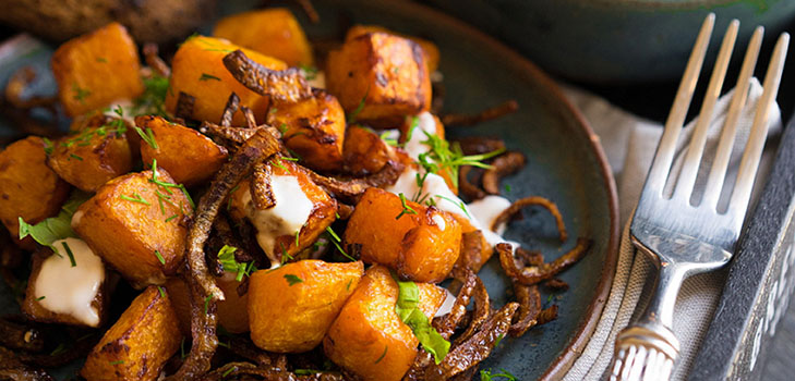 An unusual recipe: a delicious salad with pumpkin and onions in deep frying