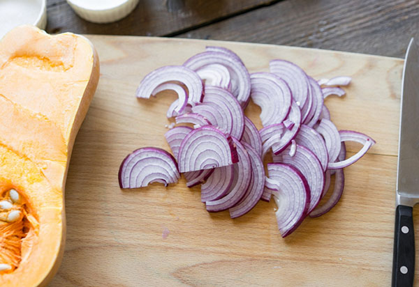 An unusual recipe: a delicious salad with pumpkin and onions in deep frying