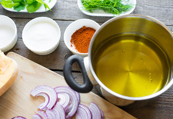 An unusual recipe: a delicious salad with pumpkin and onions in deep frying
