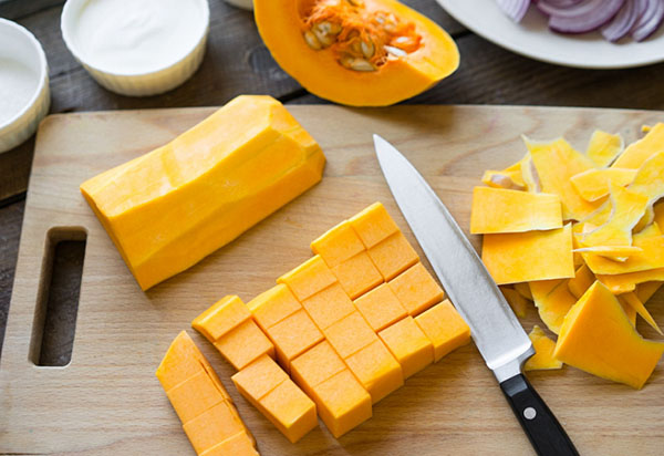 An unusual recipe: a delicious salad with pumpkin and onions in deep frying