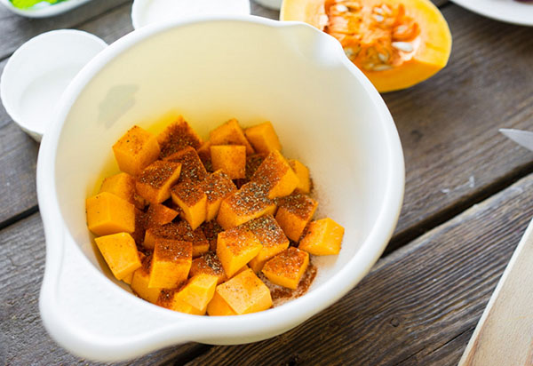 An unusual recipe: a delicious salad with pumpkin and onions in deep frying