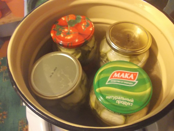 Tasty cucumbers with garlic for the winter