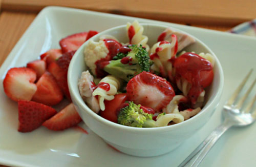 Pasta with chicken and strawberries