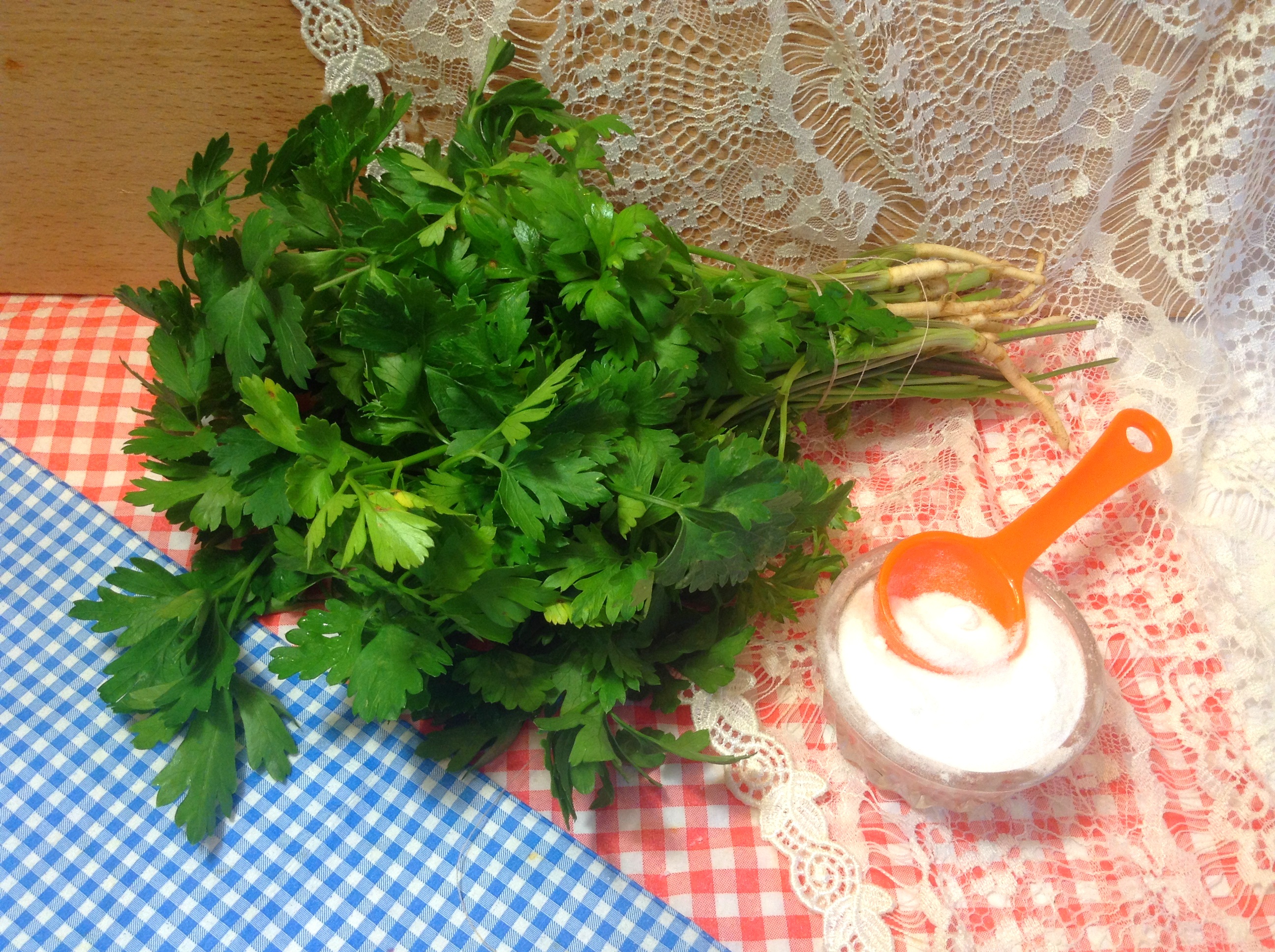 Pickling parsley for the winter in your own juice