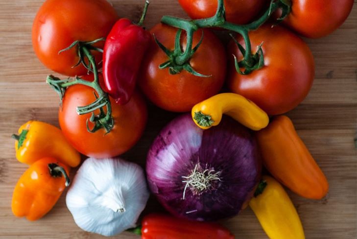 Tomatoes wedges for the winter with onions - photo prescription blanks