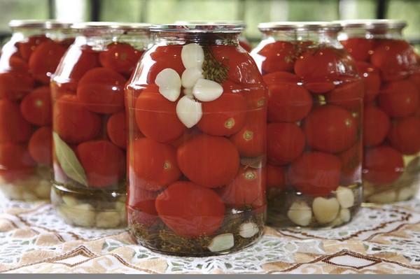 Tomatoes with garlic for the winter, recipes. Harvesting tomatoes with garlic for the winter: a recipe for fast cooking, without sterilization, salted without bathing