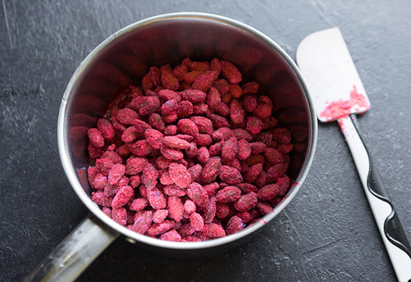 A simple recipe for colored sugar nuts