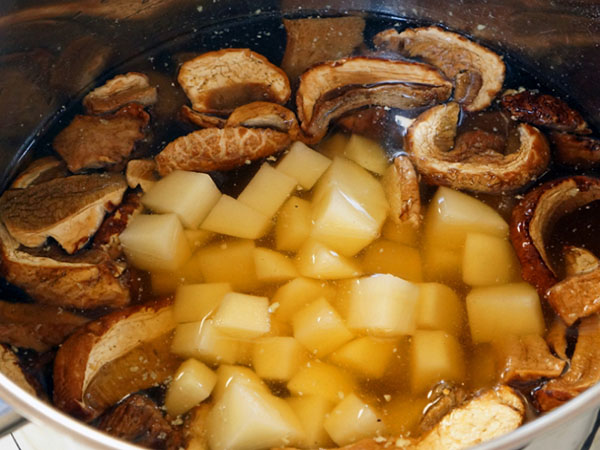 A simple recipe: creamy soup with mushrooms