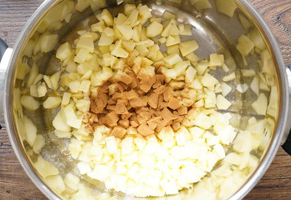 Simple recipe for apple cake with cinnamon