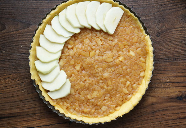 Simple recipe for apple cake with cinnamon