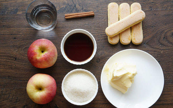 Recipe for exquisite apple charlotte with cookies Savoyardi