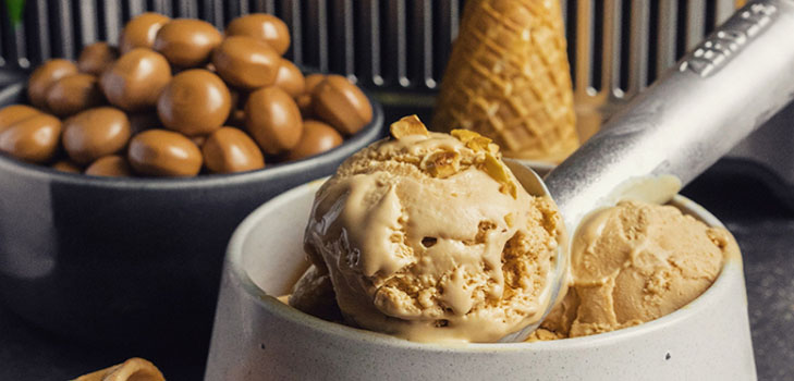 Recipe for a delicious homemade ice cream with caramel