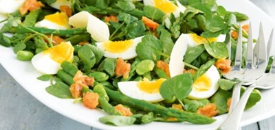 Salad with salmon and quail egg