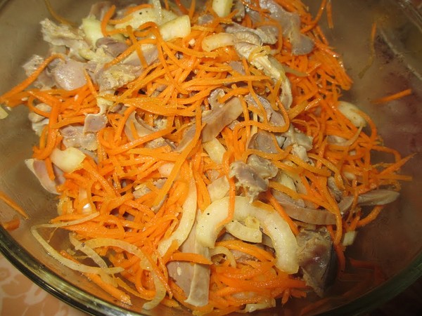 Salad of chicken stomachs