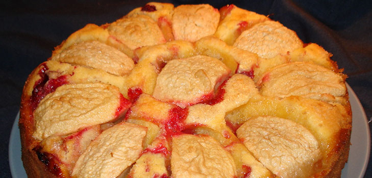 Fruit and vegetable charlotka in the multivark: step-by-step recipes for baking with a photo