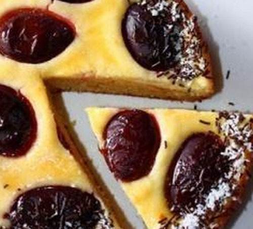 Cake with cheese and plums 