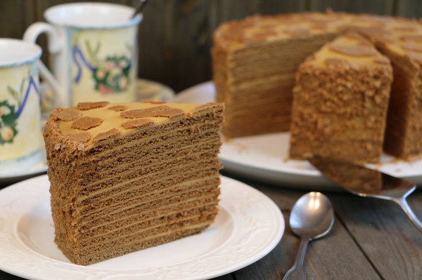 Cake in a frying pan: we prepare soft biscuit cakes according to the best recipes