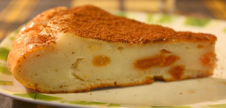 A delicious recipe for a curd cake in a multivarquet is an excellent dessert for the whole family.