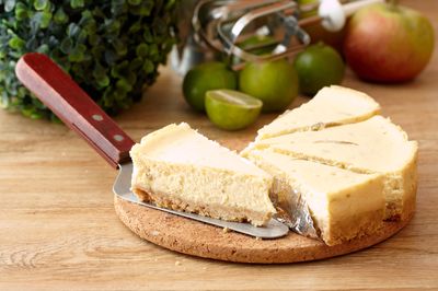 A delicious recipe for a curd cake in a multivarquet is an excellent dessert for the whole family.