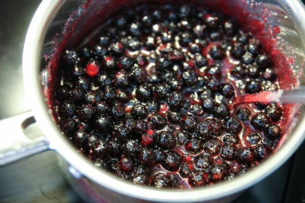 Jam from black chokeberry