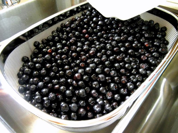 Jam from black chokeberry