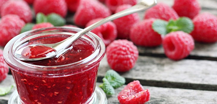 Simple jam from a raspberry five-minute