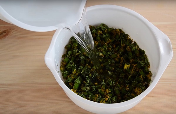 Jam and honey from dandelions with citric acid and without acid