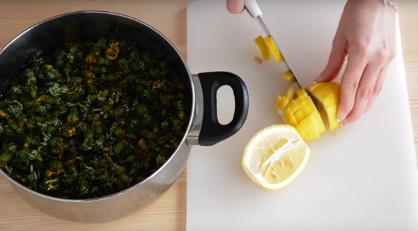 Jam and honey from dandelions with citric acid and without acid