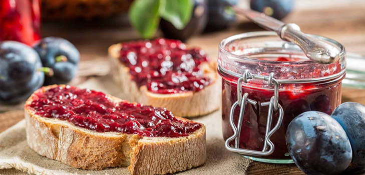 How to brew jam from a plum with a stone and pitted - simple recipes