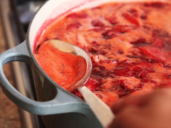 How to brew jam from a plum with a stone and pitted - simple recipes