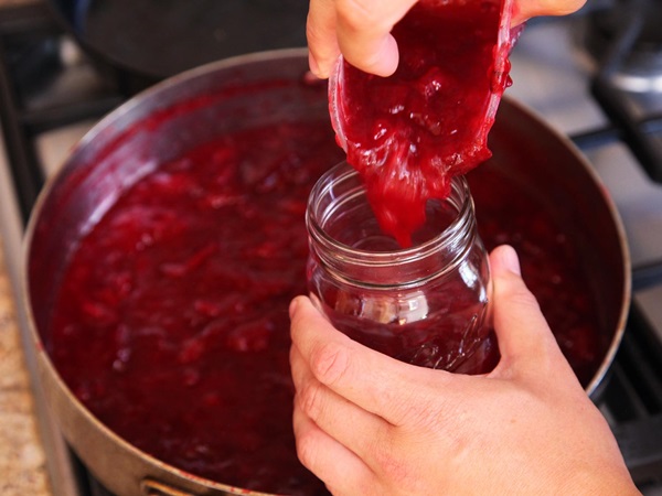 How to brew jam from a plum with a stone and pitted - simple recipes