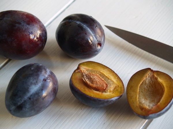 How to brew jam from a plum with a stone and pitted - simple recipes