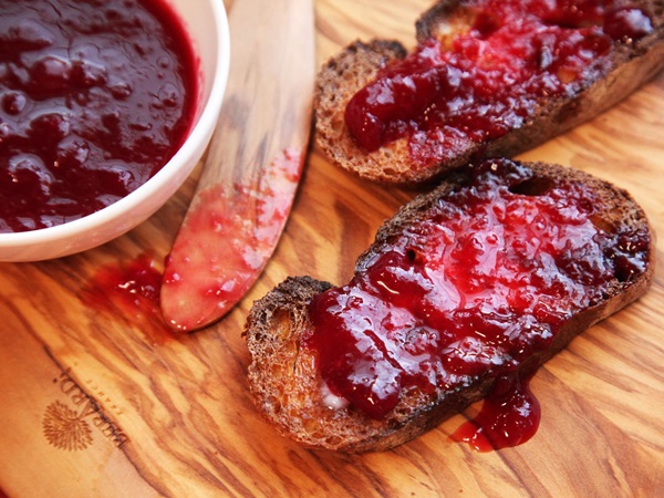 How to brew jam from a plum with a stone and pitted - simple recipes