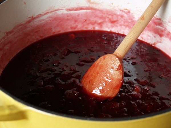 How to brew jam from a plum with a stone and pitted - simple recipes