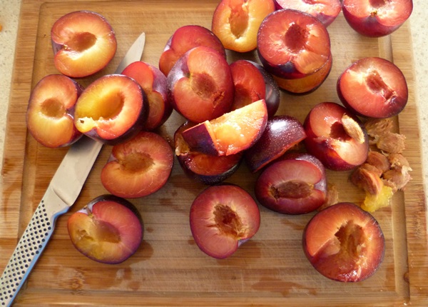 How to brew jam from a plum with a stone and pitted - simple recipes