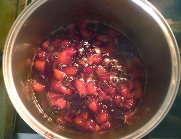 How to brew jam from a plum with a stone and pitted - simple recipes