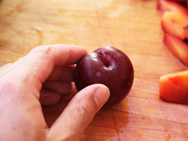 How to brew jam from a plum with a stone and pitted - simple recipes