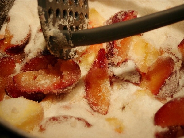 How to brew jam from a plum with a stone and pitted - simple recipes