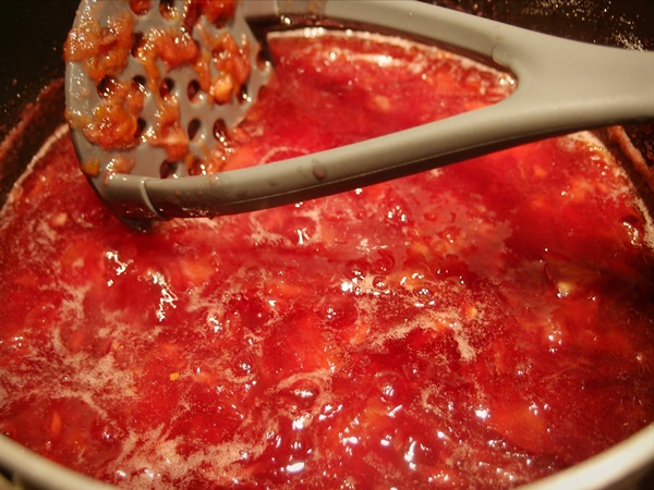 How to brew jam from a plum with a stone and pitted - simple recipes
