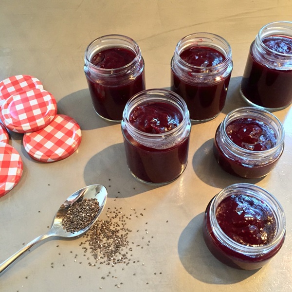 How to brew jam from a plum with a stone and pitted - simple recipes
