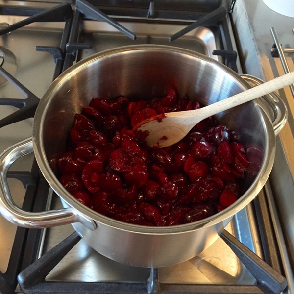 How to brew jam from a plum with a stone and pitted - simple recipes