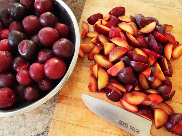 How to brew jam from a plum with a stone and pitted - simple recipes