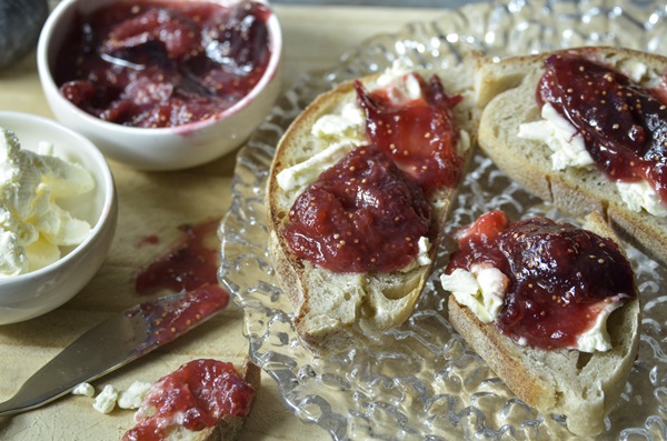 How to brew jam from a plum with a stone and pitted - simple recipes