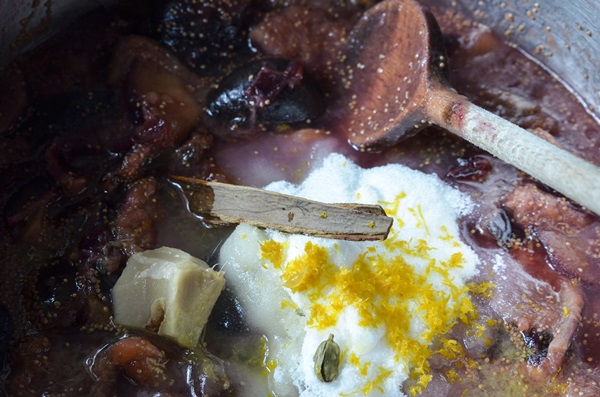 How to brew jam from a plum with a stone and pitted - simple recipes