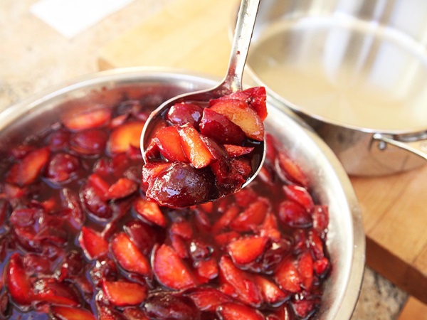 How to brew jam from a plum with a stone and pitted - simple recipes