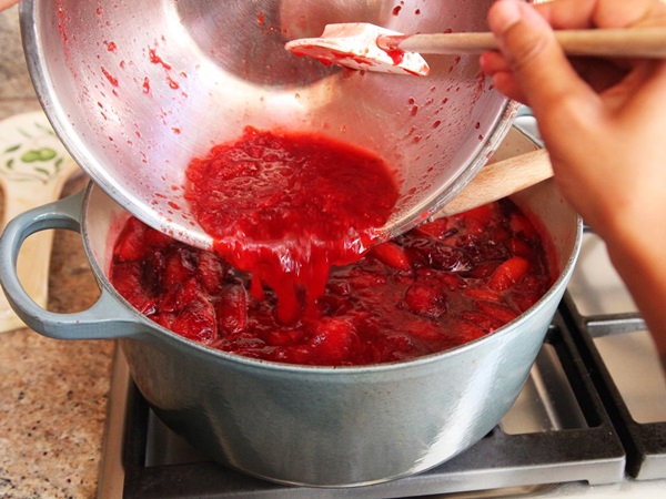 How to brew jam from a plum with a stone and pitted - simple recipes