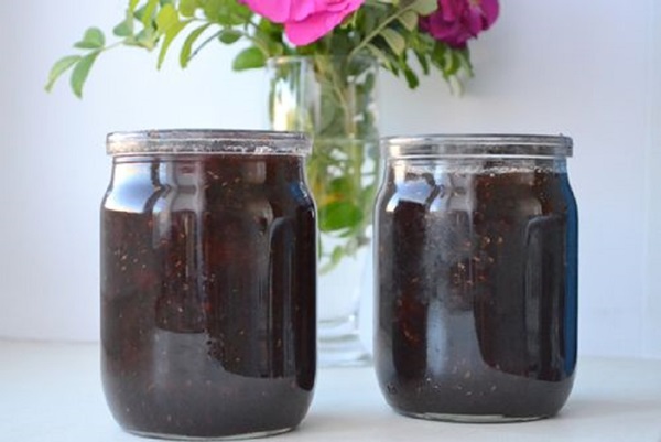 Original jam from pine cones