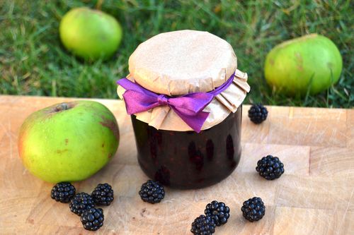 Jam from apples and blackberries